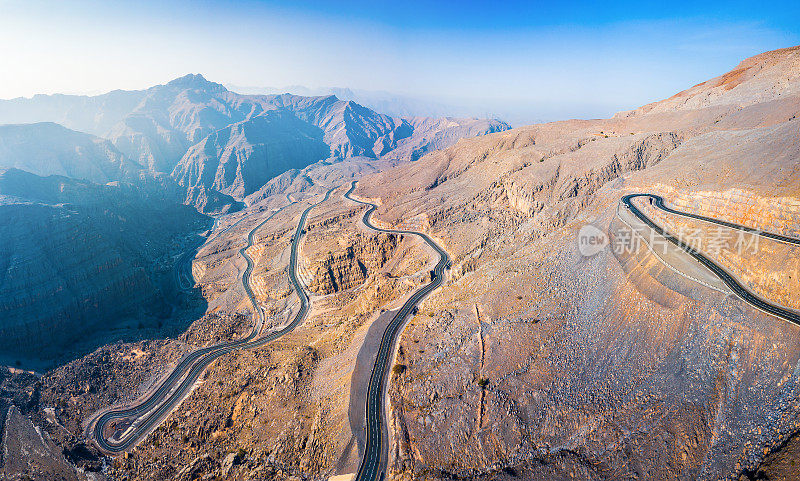 在Ras Al Khaimah酋长国或阿联酋的Jebel Jais砂岩山蜿蜒的沙漠道路全景